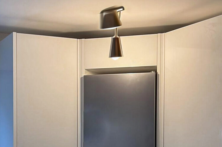 Eck-Hochschrank in weiß von Häcker Küchen mit Bosch Kühlschrank in Edelstahloptik