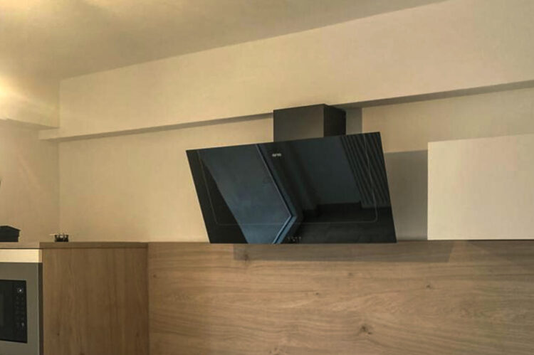 Moderne Küchenzeile von Express Küchen mit Arbeitsplatte und Rückwand in Holzoptik.