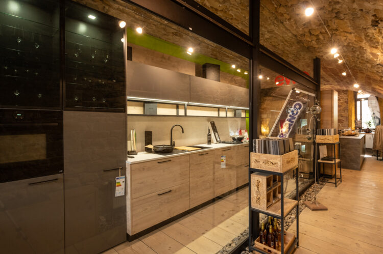 Blick in das beeindruckende Gewölbe mit den modernen, hochwertigen Marken Küchen Häcker, ewe