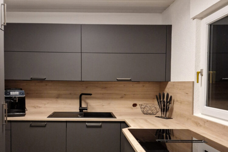 Küche in Anthrazit matt mit Arbeitsfläche und Rückwand in Echtholz.