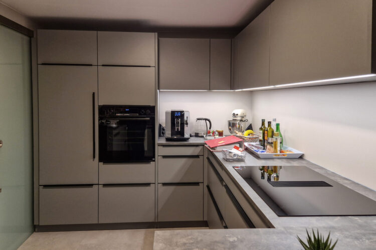 Moderne Küche mit hellgrauen und dunkelgrauen Fronten.