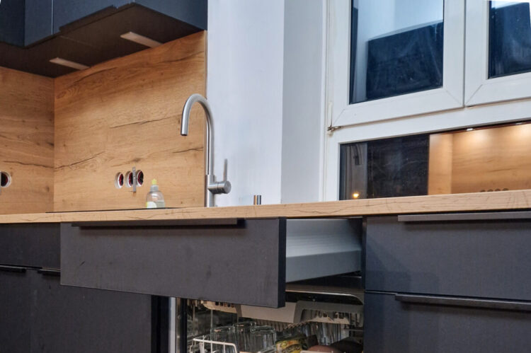 Geschirrspüler in Häcker Küche in matt schwarzmit Schublade über der Spülmaschine in Deidesheim
