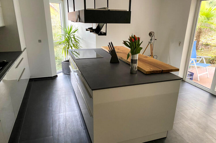 Küche im Loft Style – Kochinsel mit Echtholztheke und Zeile, Arbeitsplatte Naturstein schwarz
