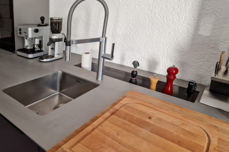 Häcker Küche mit moderner Edelstahlarbeitsplatte und abgesenkter Spülablage Nähe Neustadt a.d. Weinstraße