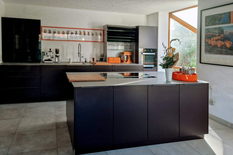 Häcker Küche mit moderner Edelsteinplatte Küchenstudio Neustadt a.d. Weinstraße
