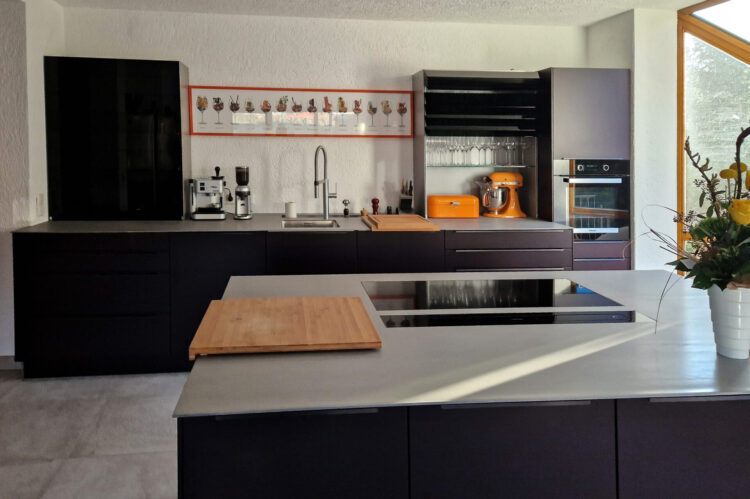 Häcker Küche mit moderner grauer Edelsteinplatte Küchenstudio Neustadt a.d. Weinstraße