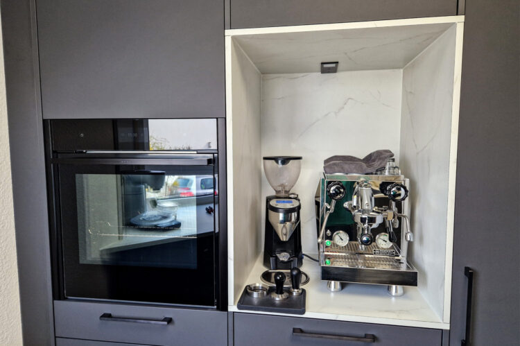 Häcker Küche anthrazit, Stauraum für Kaffeemaschine und Ähnliches in Marmoroptik, schwarzer Backofen