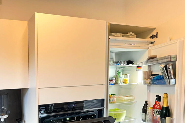 Expressküche weiß matt, eingebauter Kühlschrank und Kompaktbackofen von Blaupunkt